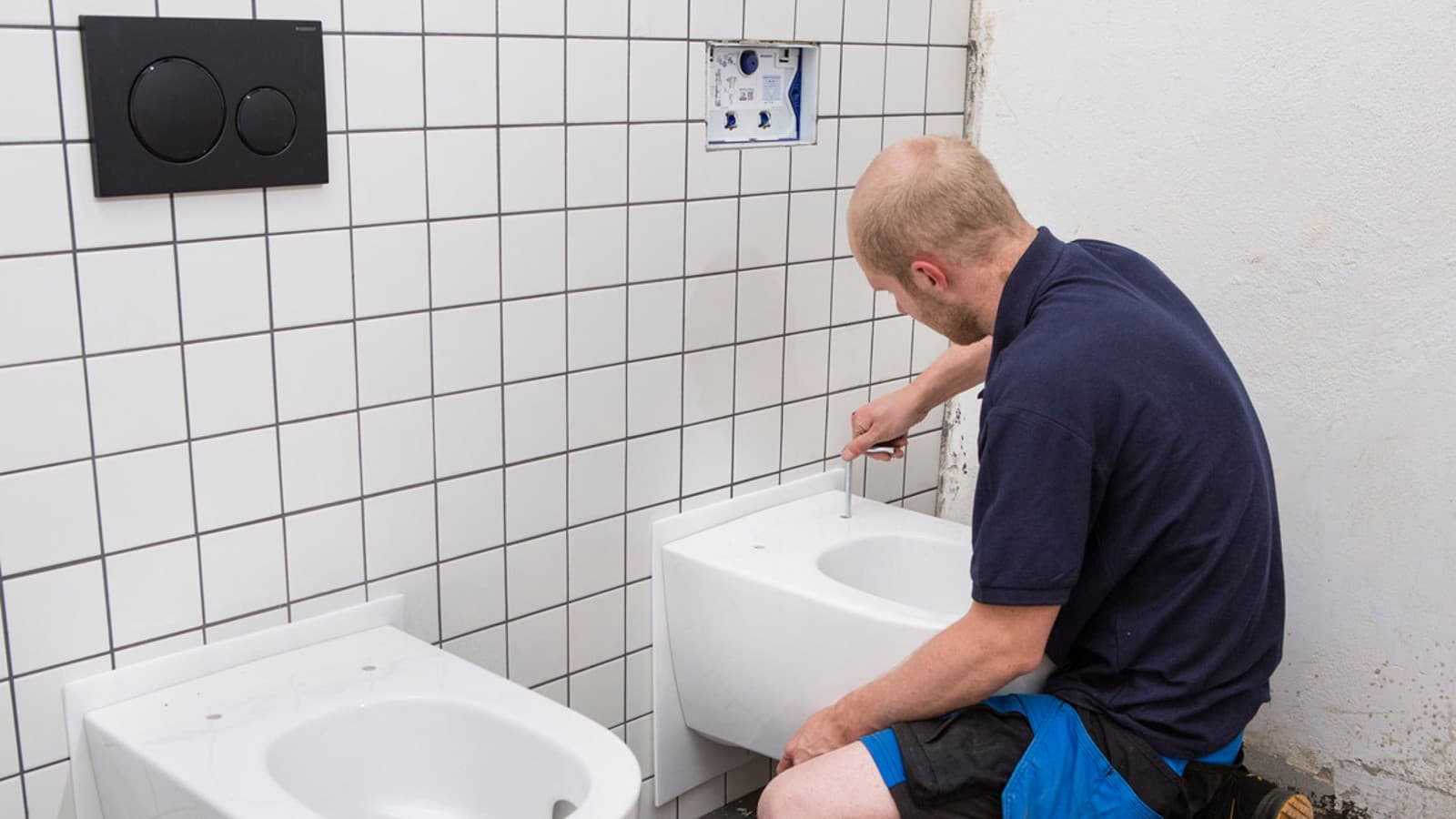 Installateur montiert Geberit ONE WCs Installateur montiert Geberit ONE WCs