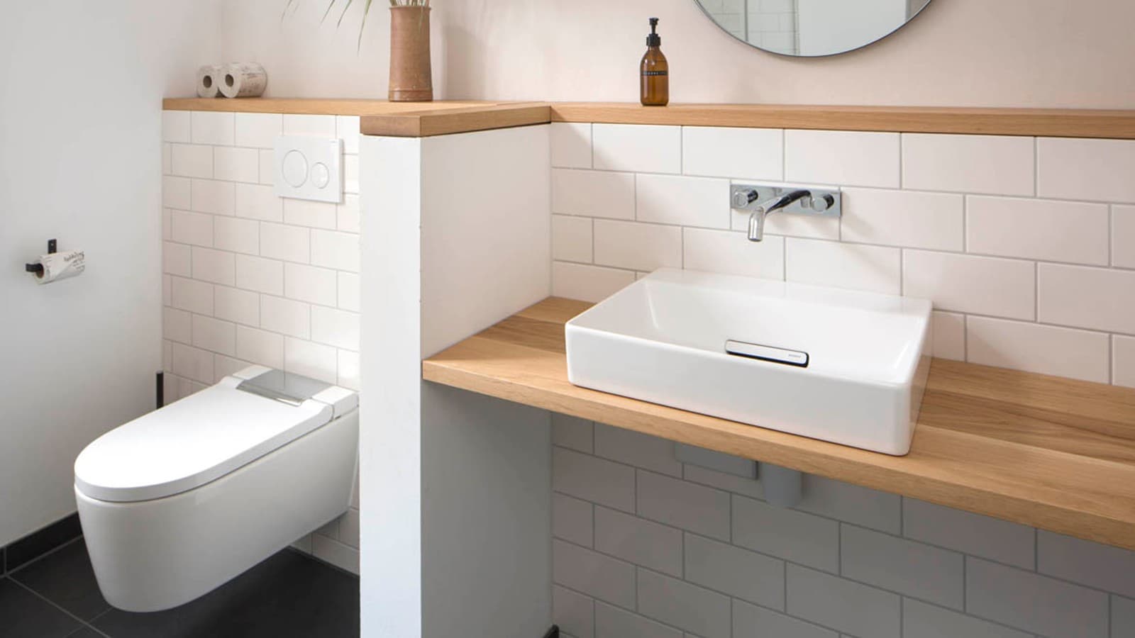 Gästebad mit Geberit ONE Waschtisch, Wandarmatur und Dusch-WC AquaClean Sela Gästebad mit Geberit ONE Waschtisch, Wandarmatur und Dusch-WC AquaClean Sela