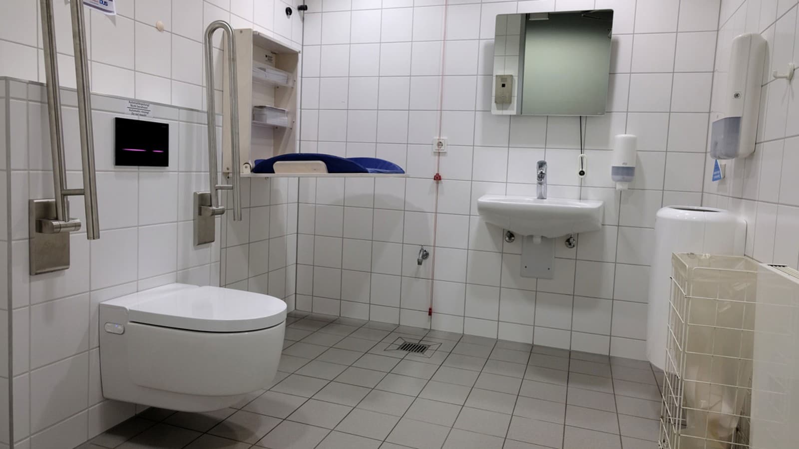 Barrierefreier Sanitärraum mit viel Bewegungsfreiheit, Geberit AquaClean Mera Barrierefreier Sanitärraum mit viel Bewegungsfreiheit, Geberit AquaClean Mera