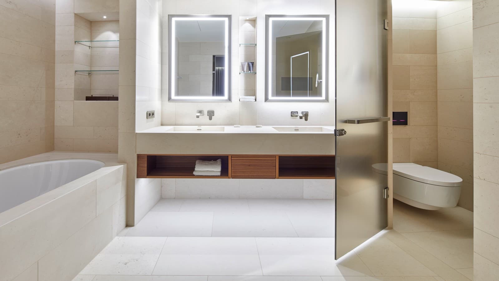 Großzügig angelegtes Badezimmer, The Fontenay, hamburg Großzügig angelegtes Badezimmer, The Fontenay, hamburg