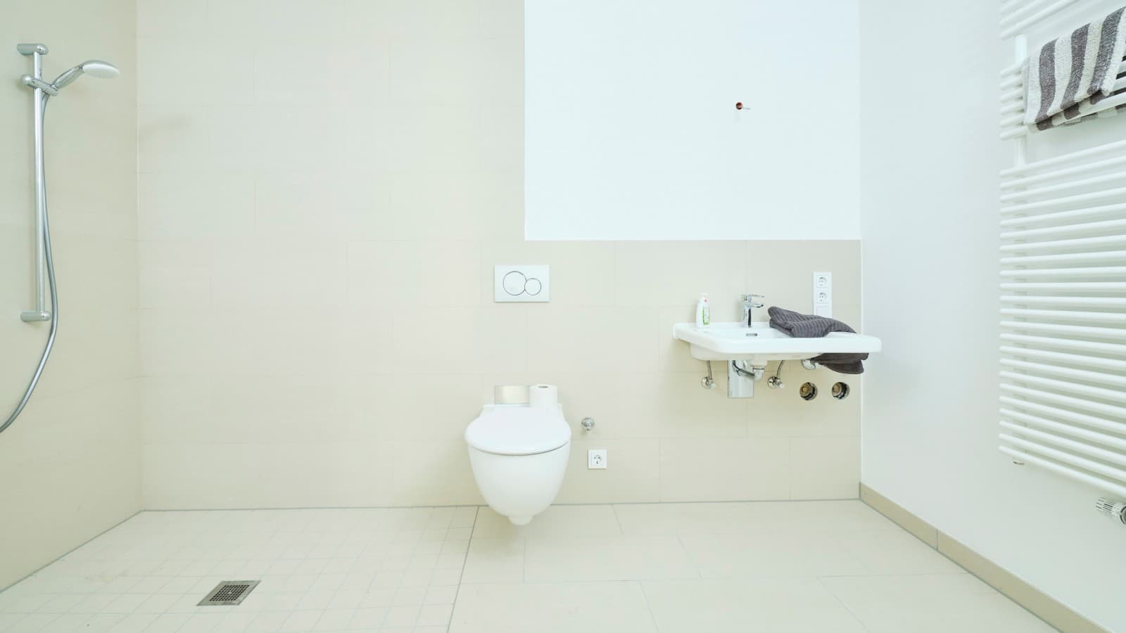 Eine breite Schiebetür trennt das Bad vom Flur Eine breite Schiebetür trennt das Bad vom Flur