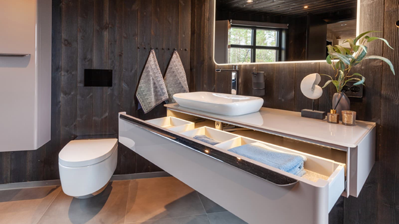 Hochschrank und geöffneter Waschtischunterschrank der Badserie Geberit myDay. Hochschrank und geöffneter Waschtischunterschrank der Badserie Geberit myDay.