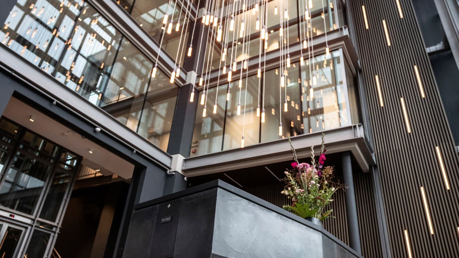 Self-Check-In-Terminal im Foyer des Clipper Boardinghouse Hamburg-Michel. Self-Check-In-Terminal im Foyer des Clipper Boardinghouse Hamburg-Michel.