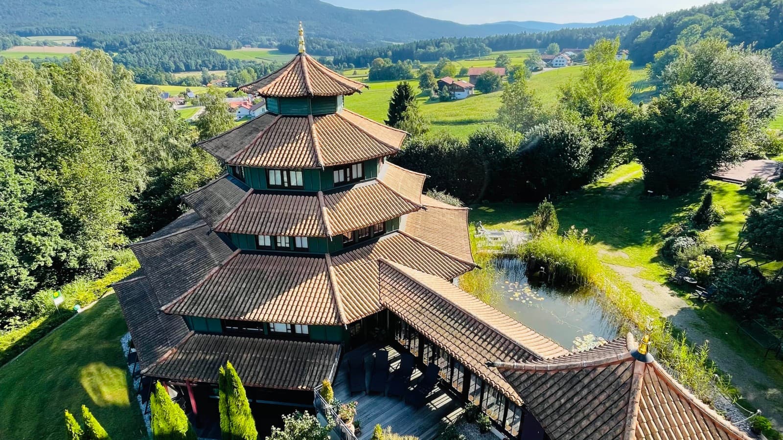Blick auf das Hotel Spirit & SPA Birkenhof inmitten des Bayerischen Waldes. (© Spirit & SPA Birkenhof am Elfenhain) Blick auf das Hotel Spirit & SPA Birkenhof inmitten des Bayerischen Waldes. (© Spirit & SPA Birkenhof am Elfenhain)
