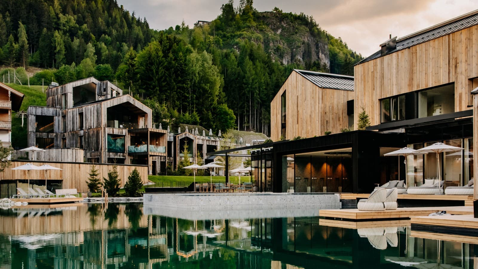 WaldSPA im Forsthofgut mit Blick in die Natur. (© Naturhotel Forsthofgut Leogang) WaldSPA im Forsthofgut mit Blick in die Natur. (© Naturhotel Forsthofgut Leogang)