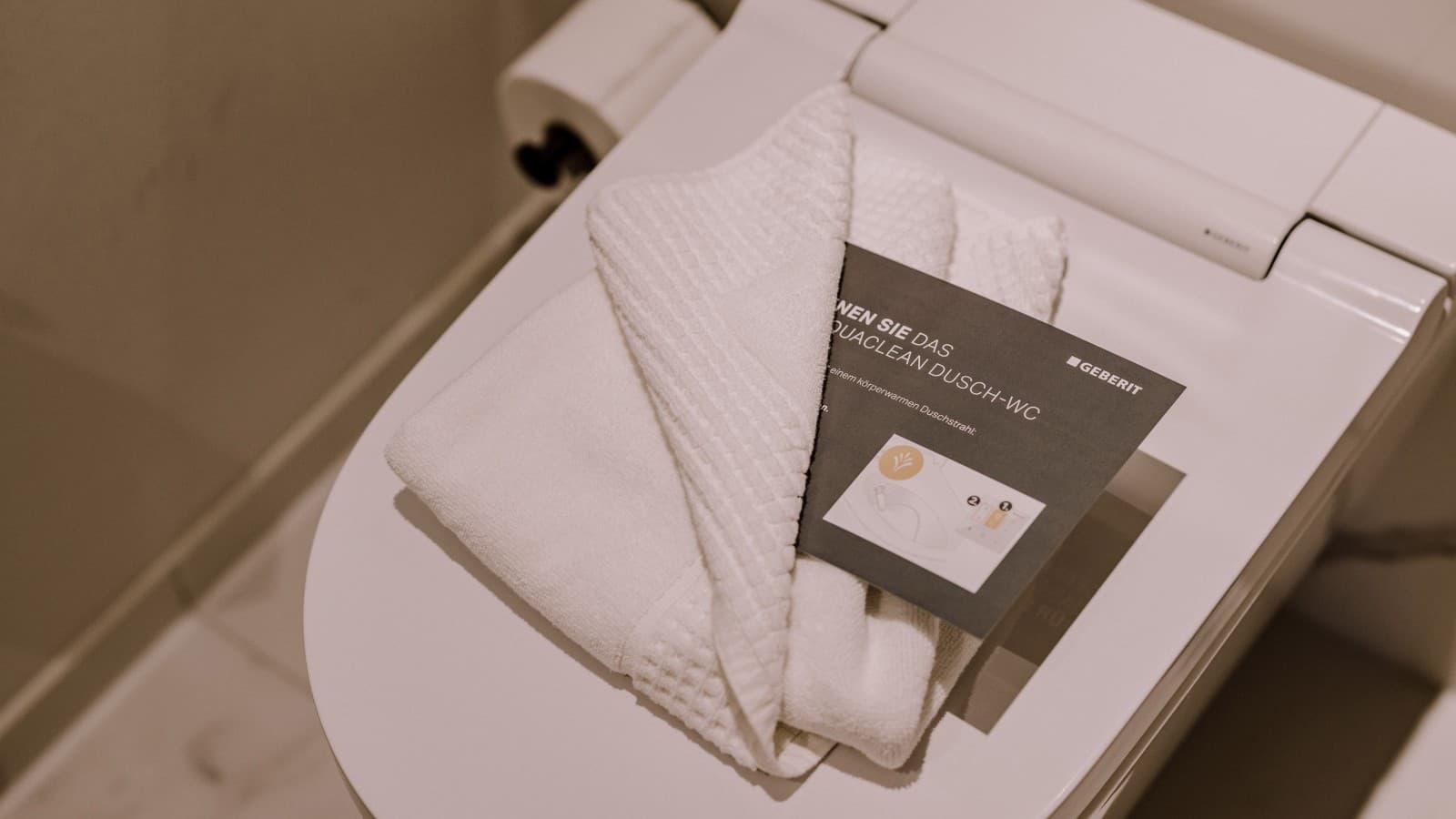 Geberit AquaClean Sela Dusch-WC in einem neu renovierten Zimmer. (© Naturhotel Forsthofgut Leogang) Geberit AquaClean Sela Dusch-WC in einem neu renovierten Zimmer. (© Naturhotel Forsthofgut Leogang)