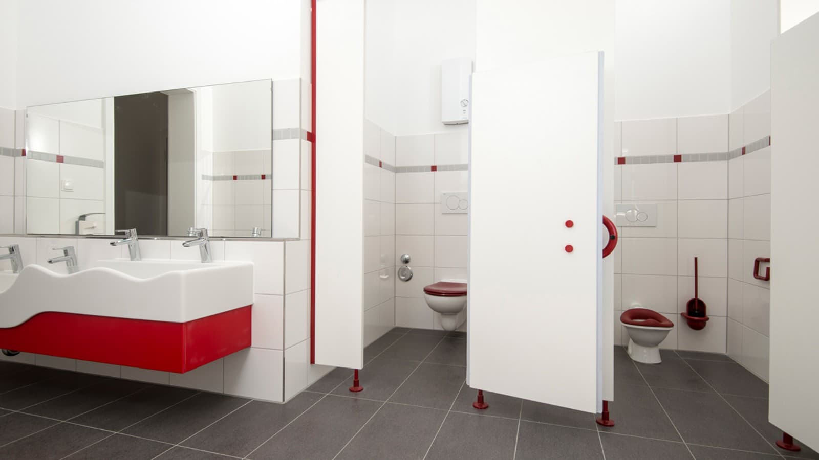 Die ergonomische Form des Waschtisch der Bambini-Serie erleichtert den Kindern die Körperpflege Die ergonomische Form des Waschtisch der Bambini-Serie erleichtert den Kindern die Körperpflege