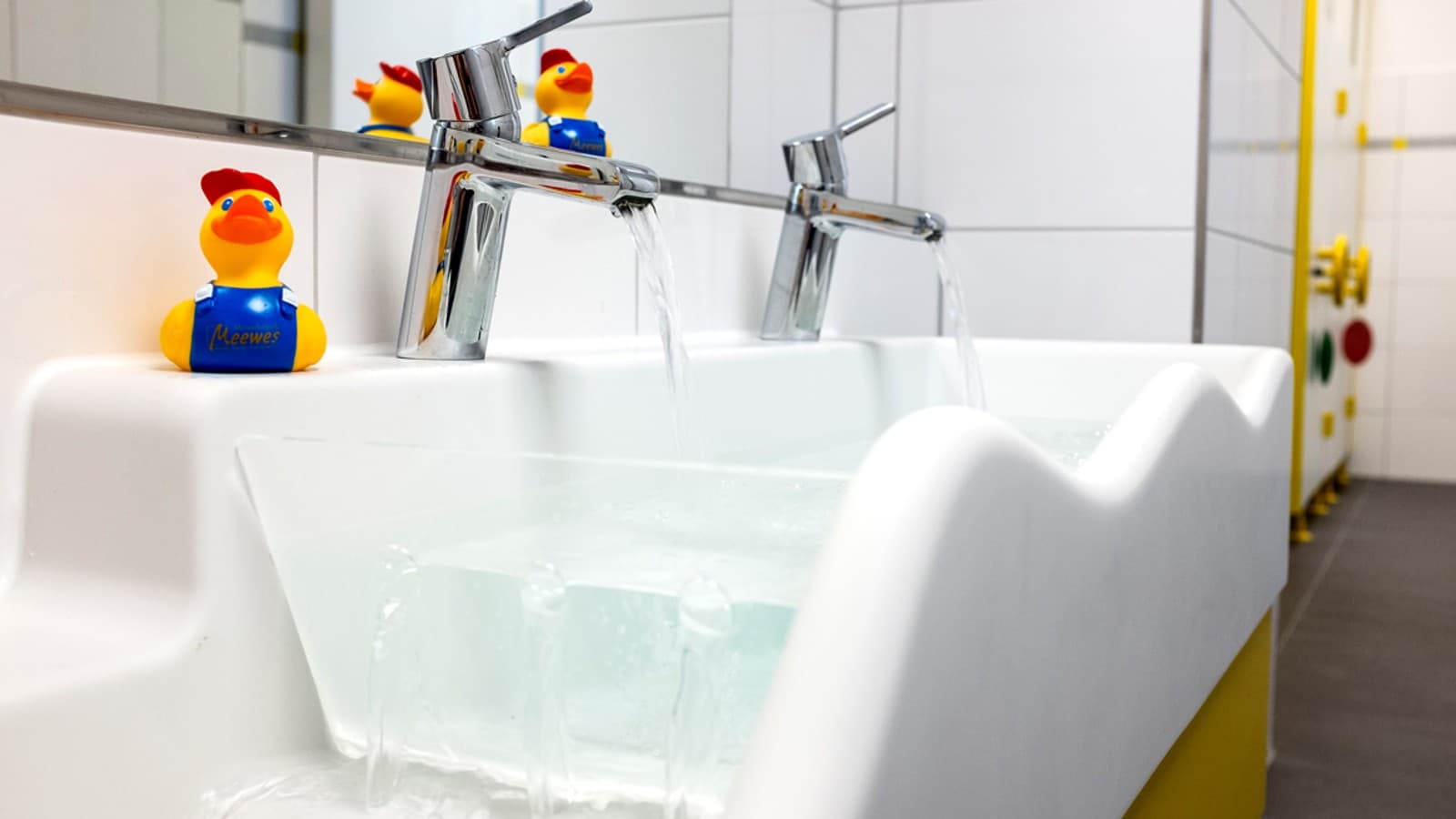 Die Geberit Bambini Spiel- und Waschlandschaft lädt zum Spielen und Lernen mit Wasser ein Die Geberit Bambini Spiel- und Waschlandschaft lädt zum Spielen und Lernen mit Wasser ein