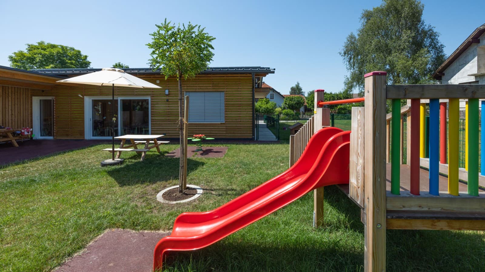 Außenanlage der Kita KinderZeit in Niederösterreich (© Geberit/Anna Stöcher) Außenanlage der Kita KinderZeit in Niederösterreich (© Geberit/Anna Stöcher)
