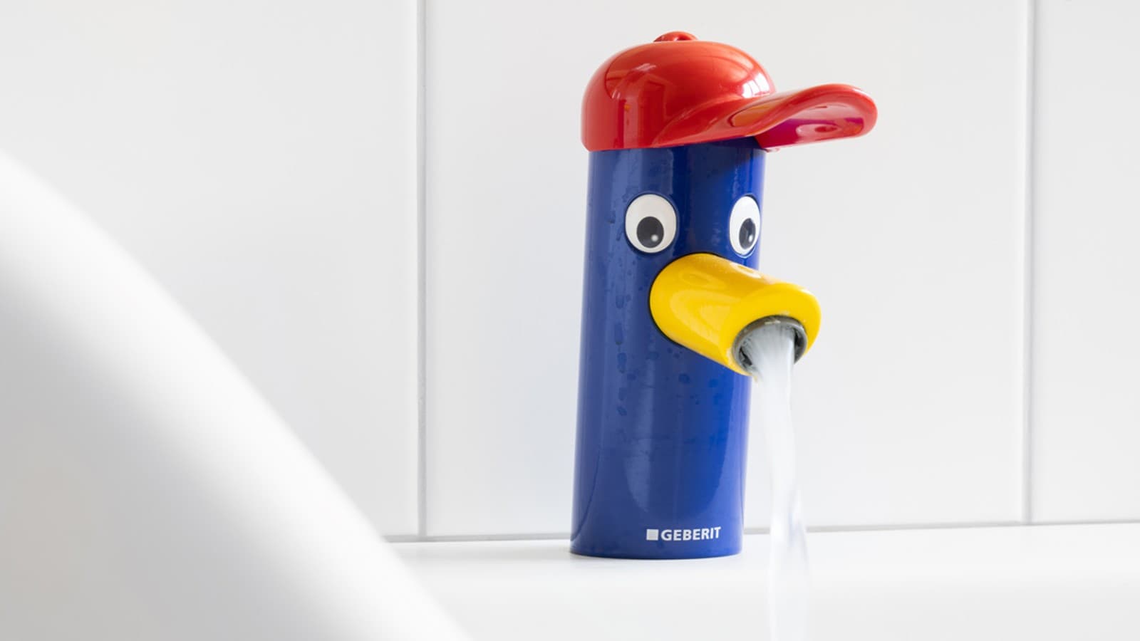 Farbenfrohe Standarmatur der Serie Geberit Bambini (© Geberit/Anna Stöcher) Farbenfrohe Standarmatur der Serie Geberit Bambini (© Geberit/Anna Stöcher)