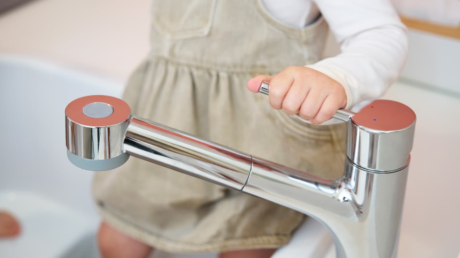 Kind in einer Sitzbadewanne Kind in einer Sitzbadewanne