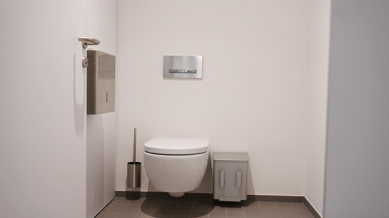 Geschlossene Keramik des Geberit iCon Wand-WCs mit der Sigma50 Betätigungsplatte in gebürstetem Chrom Geschlossene Keramik des Geberit iCon Wand-WCs mit der Sigma50 Betätigungsplatte in gebürstetem Chrom