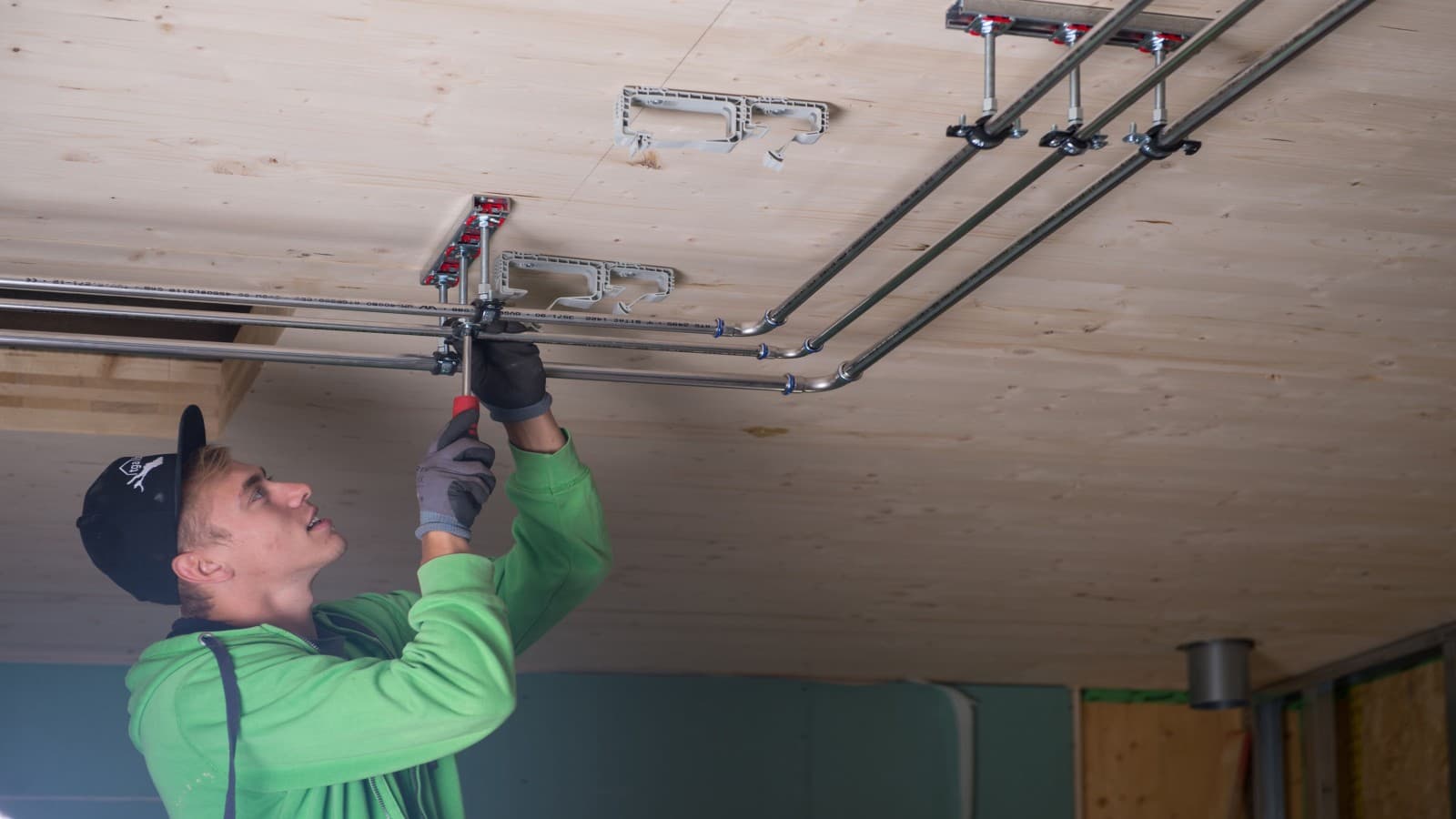 Montage von Geberit Mapress für die Versorgungsleitungen Montage von Geberit Mapress für die Versorgungsleitungen