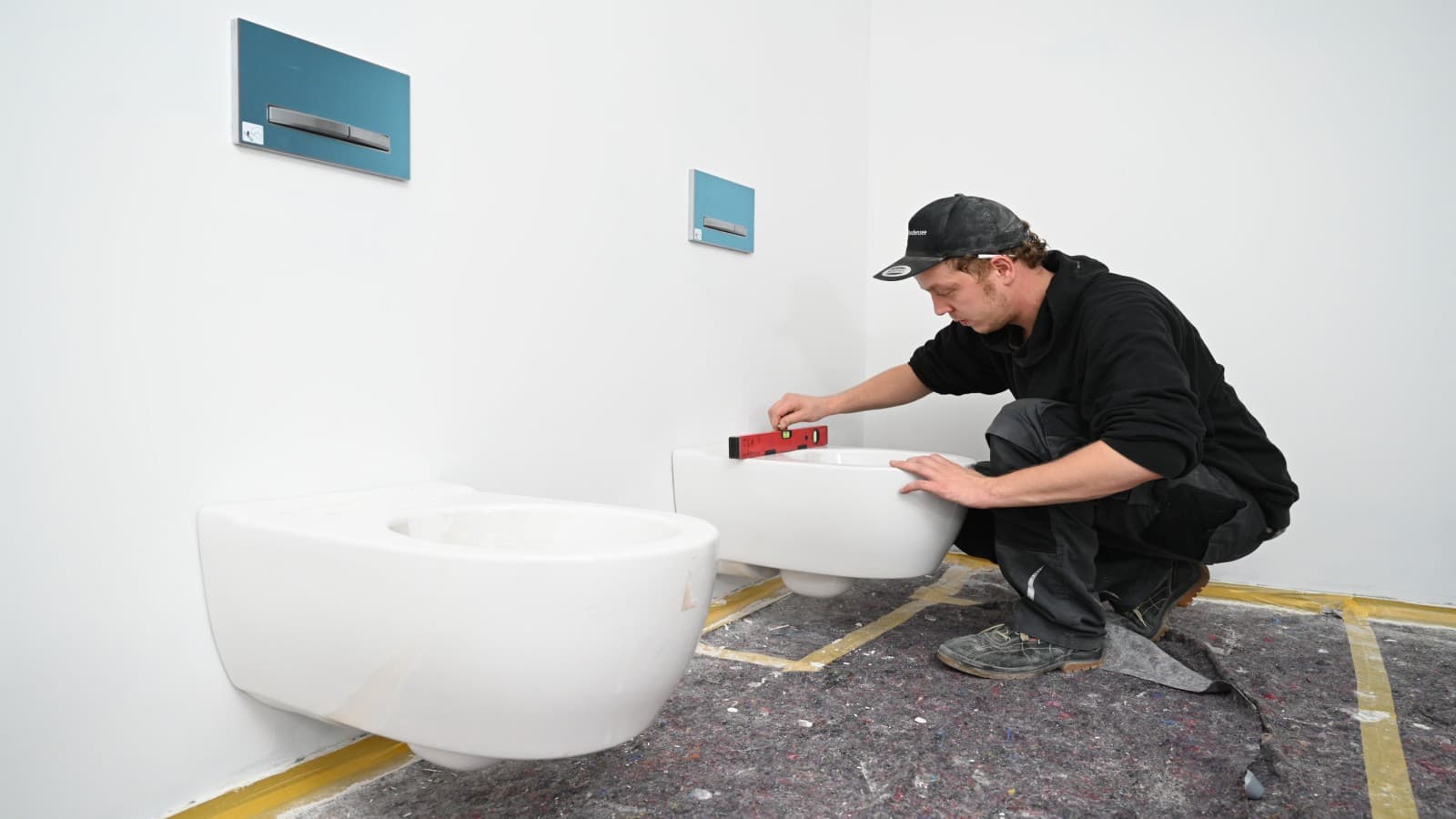 Montage der Geberit iCon Wand-WCs mit Sigma50 Betätigungsplatten. Montage der Geberit iCon Wand-WCs mit Sigma50 Betätigungsplatten.