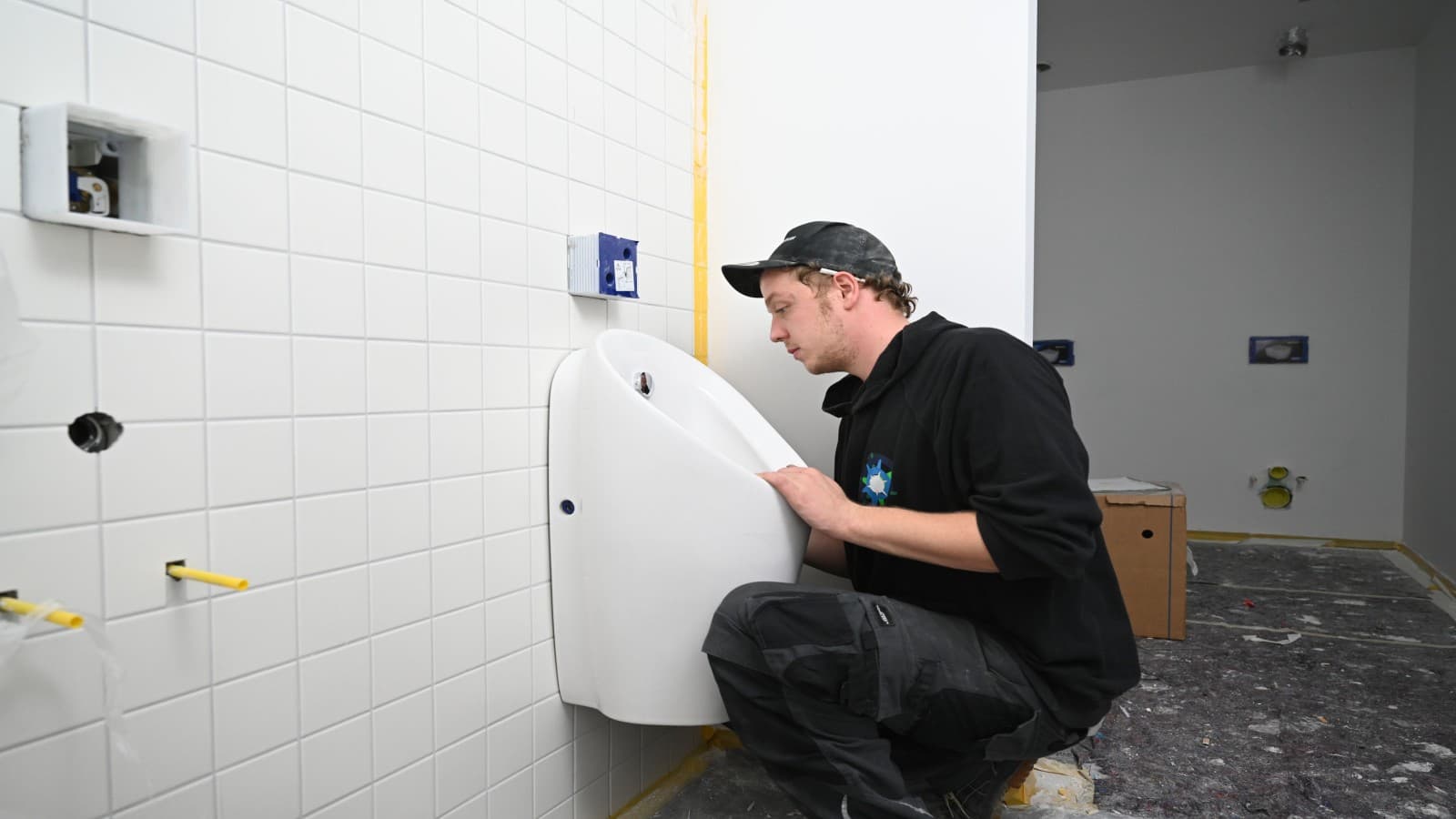 Urinale Geberit Preda kommen an eine beflieste Wand Urinale Geberit Preda kommen an eine beflieste Wand