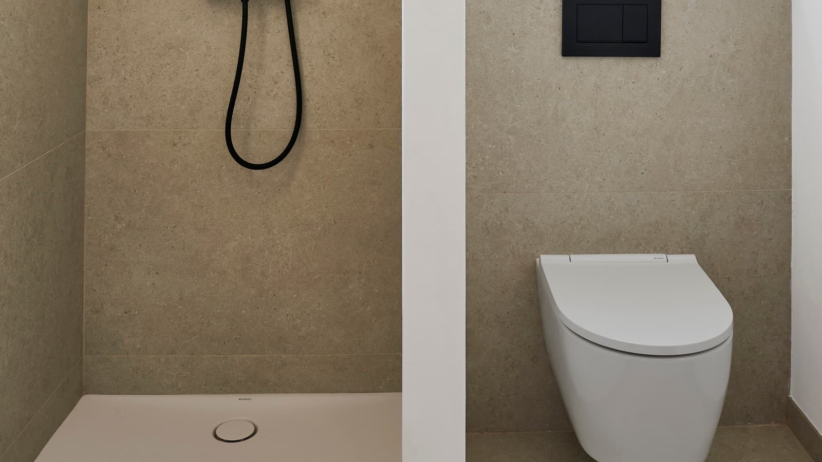 Duscharmatur, Ablage und Betätigungsplatte in Schwarz matt setzen Kontraste zu weißem Dusch-WC und Duschfläche. Duscharmatur, Ablage und Betätigungsplatte in Schwarz matt setzen Kontraste zu weißem Dusch-WC und Duschfläche.