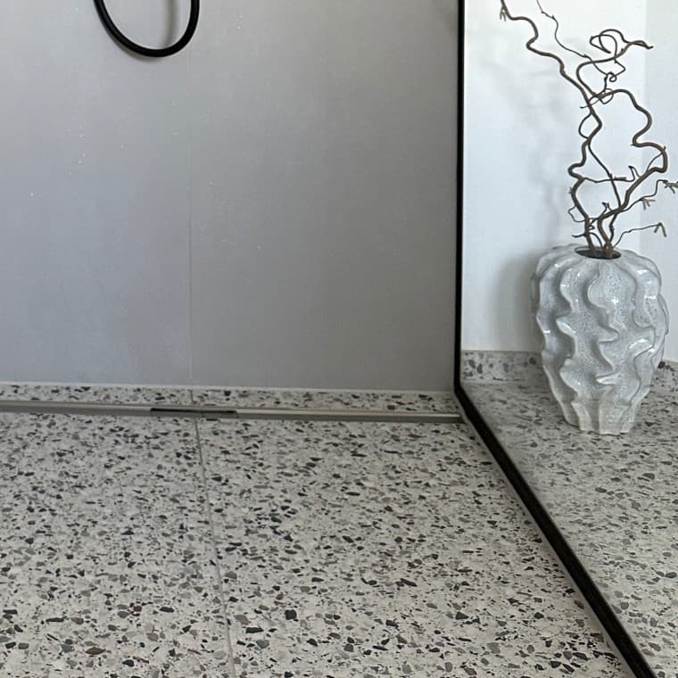 Geberit CleanLine80 Duschrinne in Edelstahl gebürstet im Gästebad Zwettl. (© C’est Design Studio) Geberit CleanLine80 Duschrinne in Edelstahl gebürstet im Gästebad Zwettl. (© C’est Design Studio)