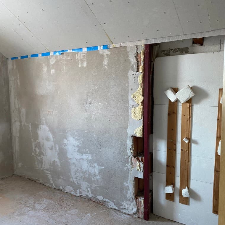 In diesem ungenutzten Raum im Dachgeschoss entstand ein modernes Gästebad. (© C’est Design Studio) In diesem ungenutzten Raum im Dachgeschoss entstand ein modernes Gästebad. (© C’est Design Studio)