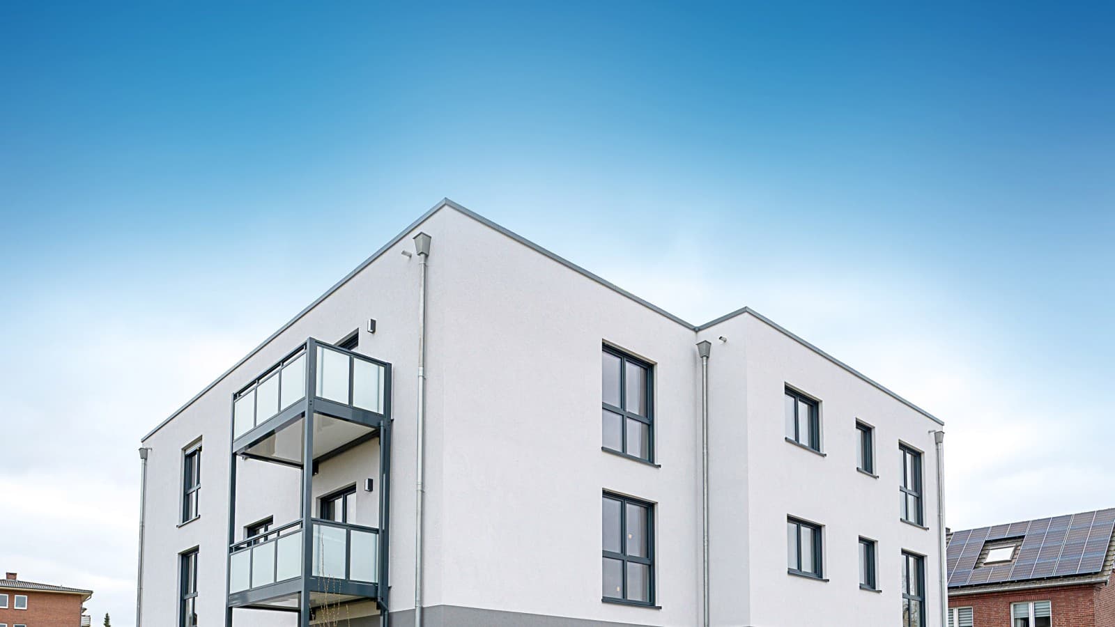 Mehrfamilienhäuser mit Netto-Null-Standard in moderner Holzbauweise. Mehrfamilienhäuser mit Netto-Null-Standard in moderner Holzbauweise.