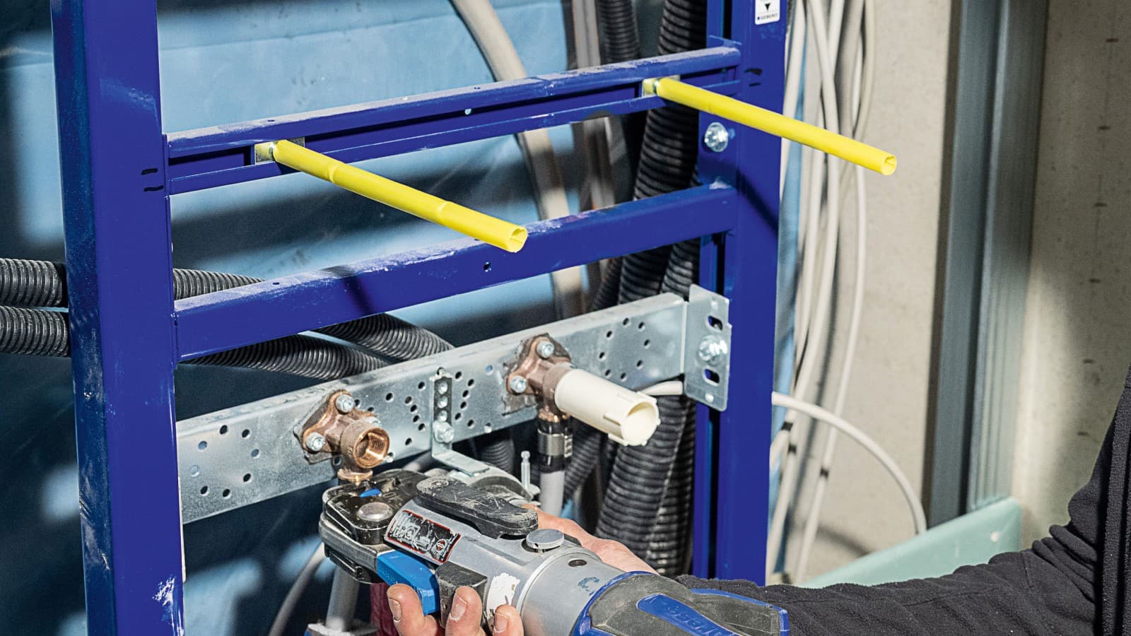 Geberit FlowFit auch bei begrenztem Platzangebot gut zu erreichen. Geberit FlowFit auch bei begrenztem Platzangebot gut zu erreichen.