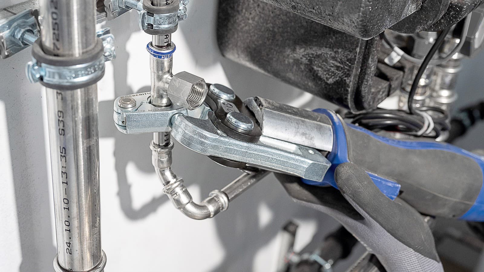 Schwenkbare Pressringe von Geberit. Schwenkbare Pressringe von Geberit.