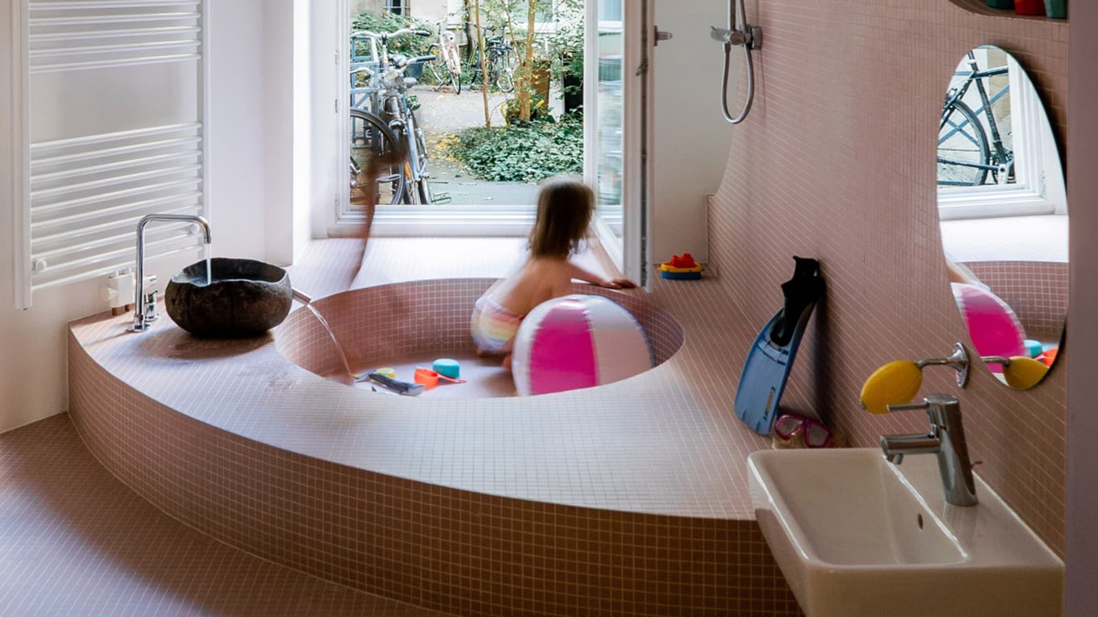 Kita Badezimmer mit Kaskadenbecken, das zum Experimentieren mit Wasser einlädt. (© Sebastian Díaz de León) Kita Badezimmer mit Kaskadenbecken, das zum Experimentieren mit Wasser einlädt. (© Sebastian Díaz de León)