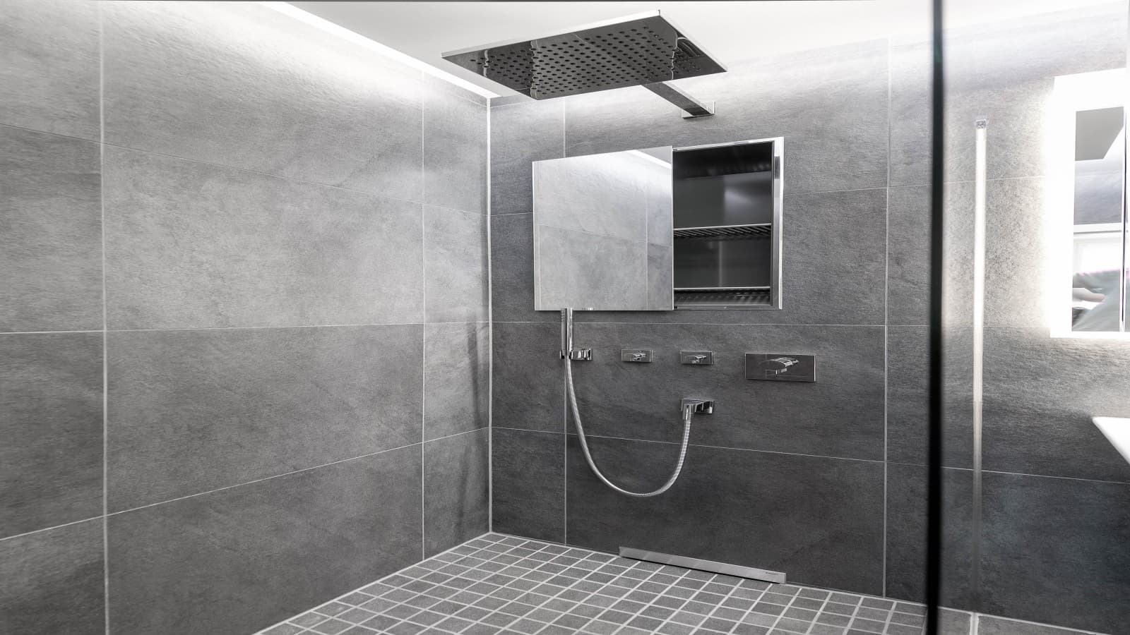 Die Geberit ONE Nischenablagebox in der Dusche bietet Stauraum für Shampoo, Duschgel und Co. Die Geberit ONE Nischenablagebox in der Dusche bietet Stauraum für Shampoo, Duschgel und Co.