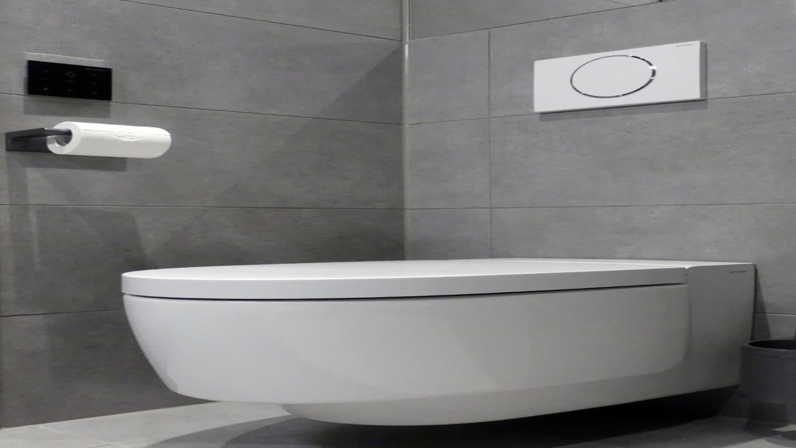 Hotel RiKu Pfullendorf, Dusch-WC Geberit AquaClean Mera mit Wandbedienpanel in Schwarz Hotel RiKu Pfullendorf, Dusch-WC Geberit AquaClean Mera mit Wandbedienpanel in Schwarz