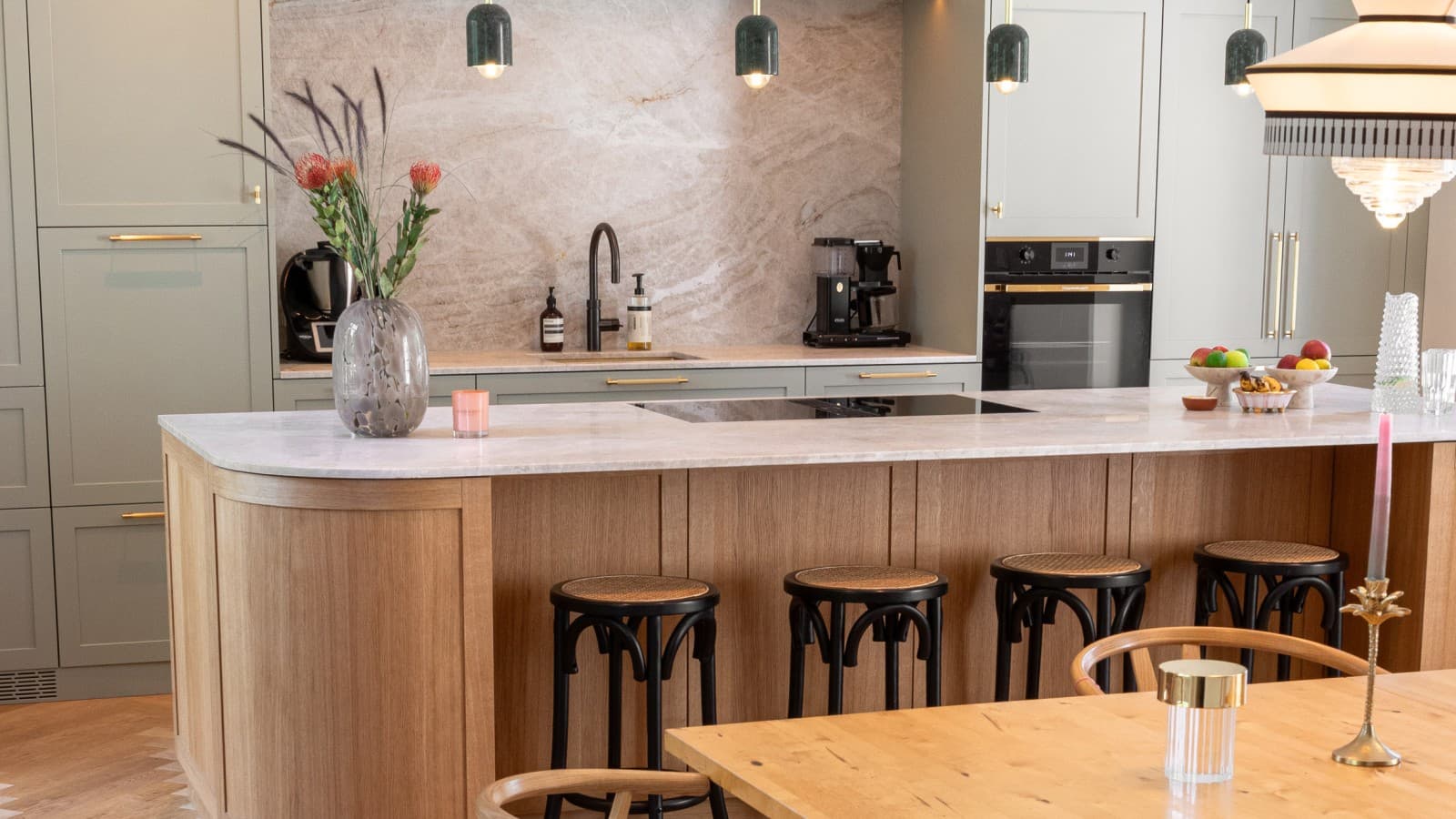 Offene Küche in pastellgrün und warmen Holztönen. Offene Küche in pastellgrün und warmen Holztönen.