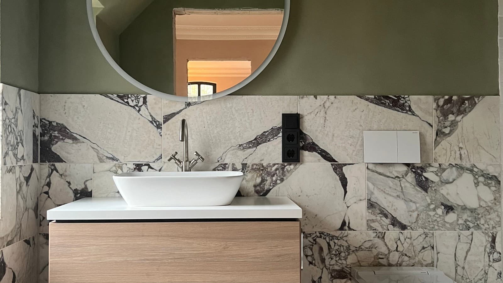 Im Gästebad steht die Waschtischkombination der Serie Geberit One. Im Gästebad steht die Waschtischkombination der Serie Geberit One.