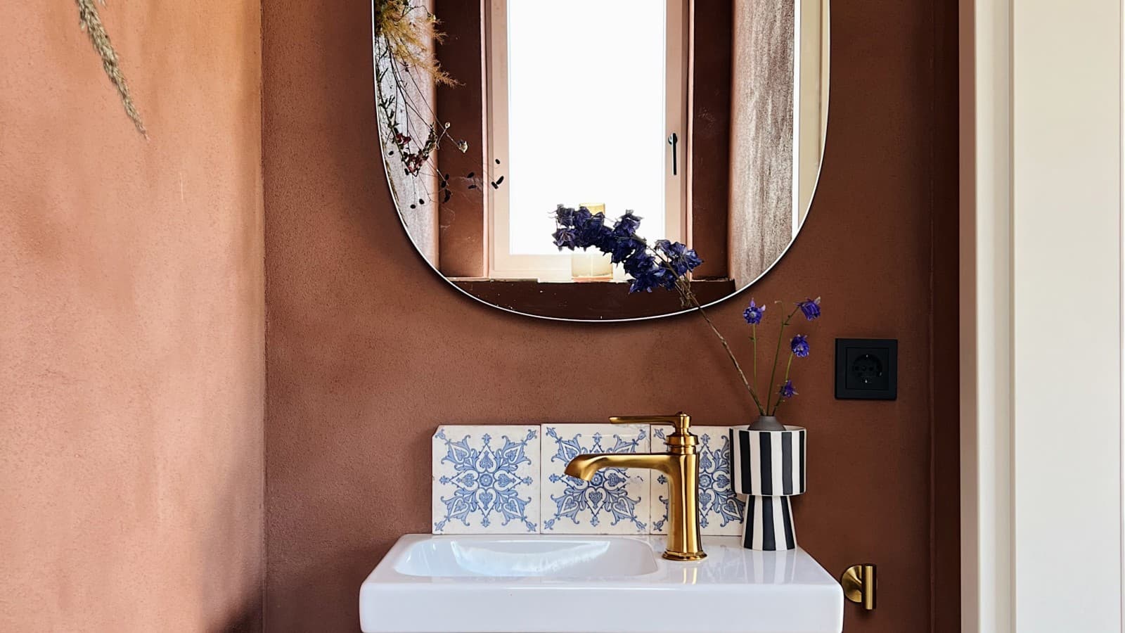 Der Option Lichtspiegel ovales Design von Geberit mit indirekter Beleuchtung. Der Option Lichtspiegel ovales Design von Geberit mit indirekter Beleuchtung.