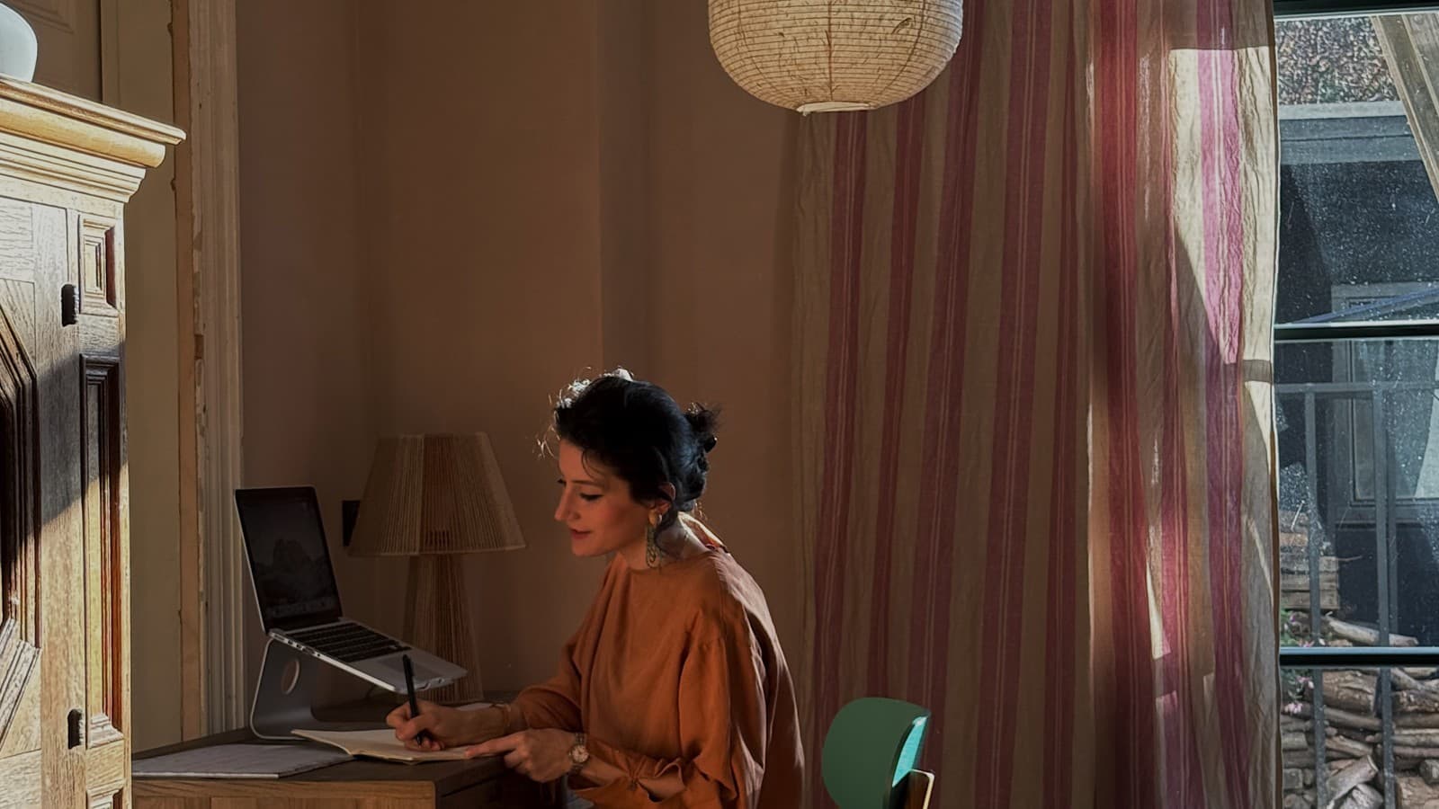 Büsra Qadir bei der Badplanung. Büsra Qadir bei der Badplanung.