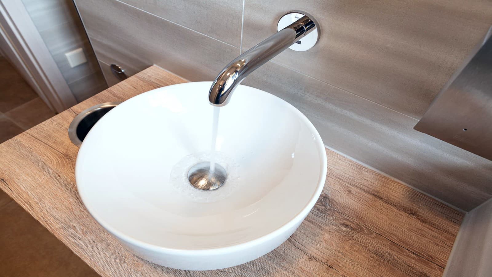 Dank berührungsloser Betätigung ist die Geberit Wandarmatur Piave besonders hygienisch Dank berührungsloser Betätigung ist die Geberit Wandarmatur Piave besonders hygienisch