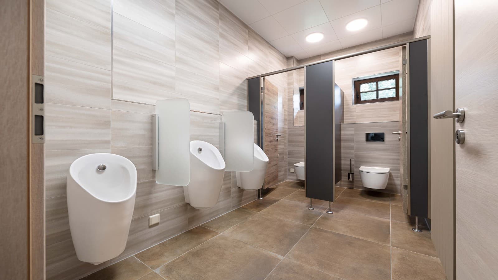 Herren-WC mit Geberit Urinalen Preda und Geberit ONE WCs Herren-WC mit Geberit Urinalen Preda und Geberit ONE WCs