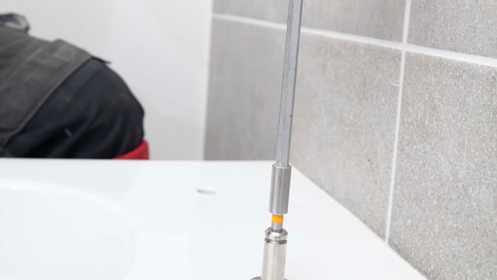 Praktische Klappdübel verhindern, dass Teile in die Keramik fallen. Praktische Klappdübel verhindern, dass Teile in die Keramik fallen.