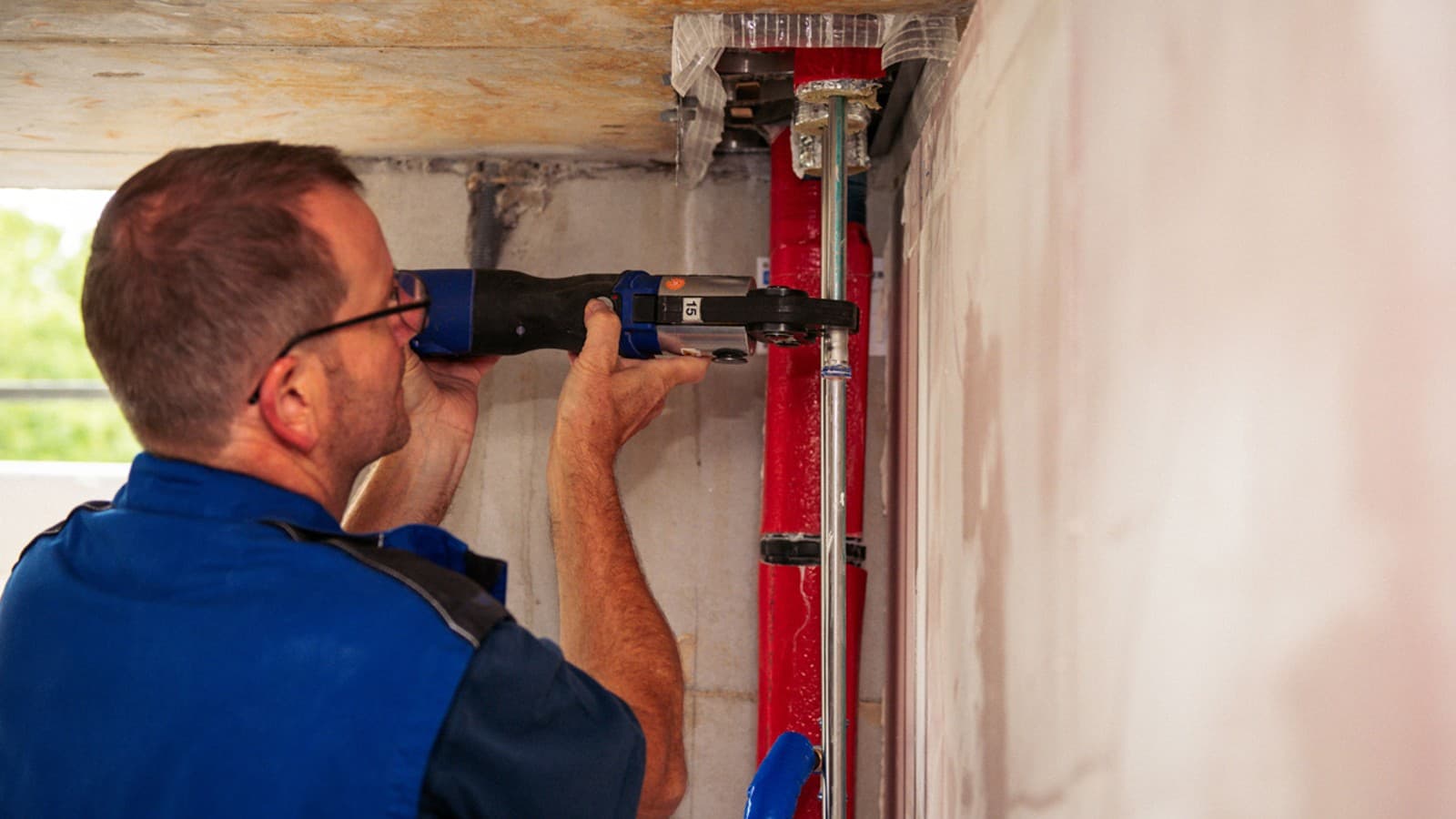 Der Fachmann verpresst Mapress Edelstahlrohre mit dem passenden Presswerkzeug von Geberit Der Fachmann verpresst Mapress Edelstahlrohre mit dem passenden Presswerkzeug von Geberit