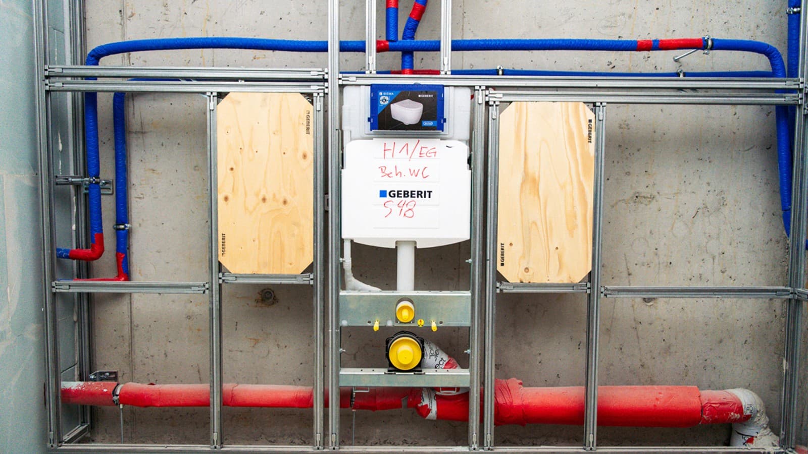 Barrierefreie Sanitärräume mit Montageplatten für Stützgriffe an den WCs Barrierefreie Sanitärräume mit Montageplatten für Stützgriffe an den WCs