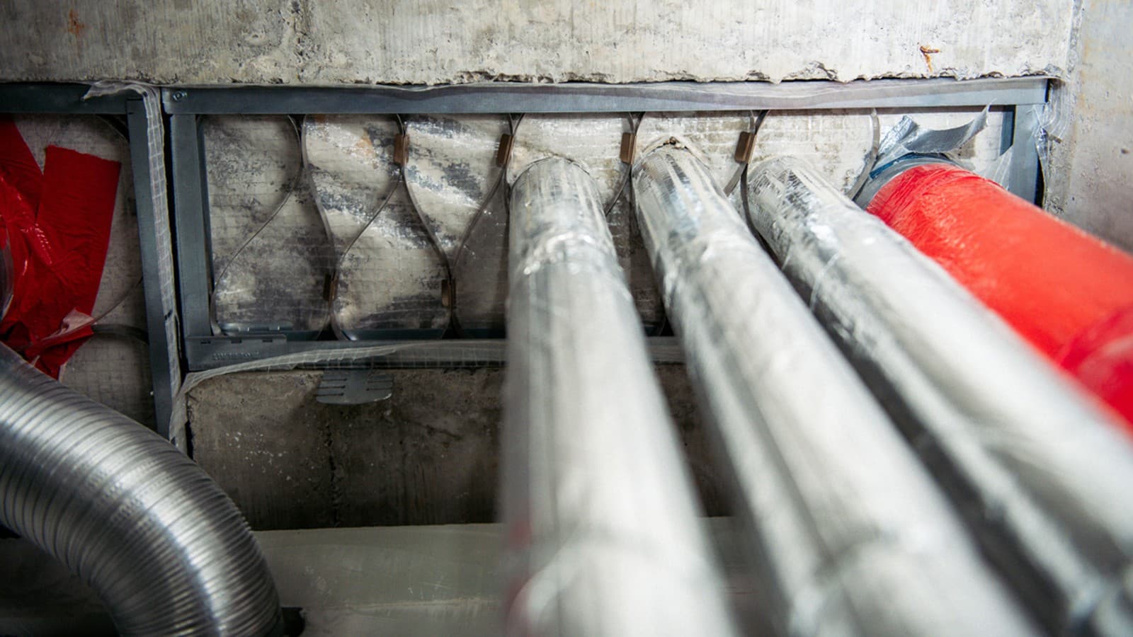 Mit dem Deckenverschlusssystem FSH 90 von Geberit gelingen sorgfältig verschlossene Deckendurchbrüche tragen zum sicheren Brandschutz bei Mit dem Deckenverschlusssystem FSH 90 von Geberit gelingen sorgfältig verschlossene Deckendurchbrüche tragen zum sicheren Brandschutz bei