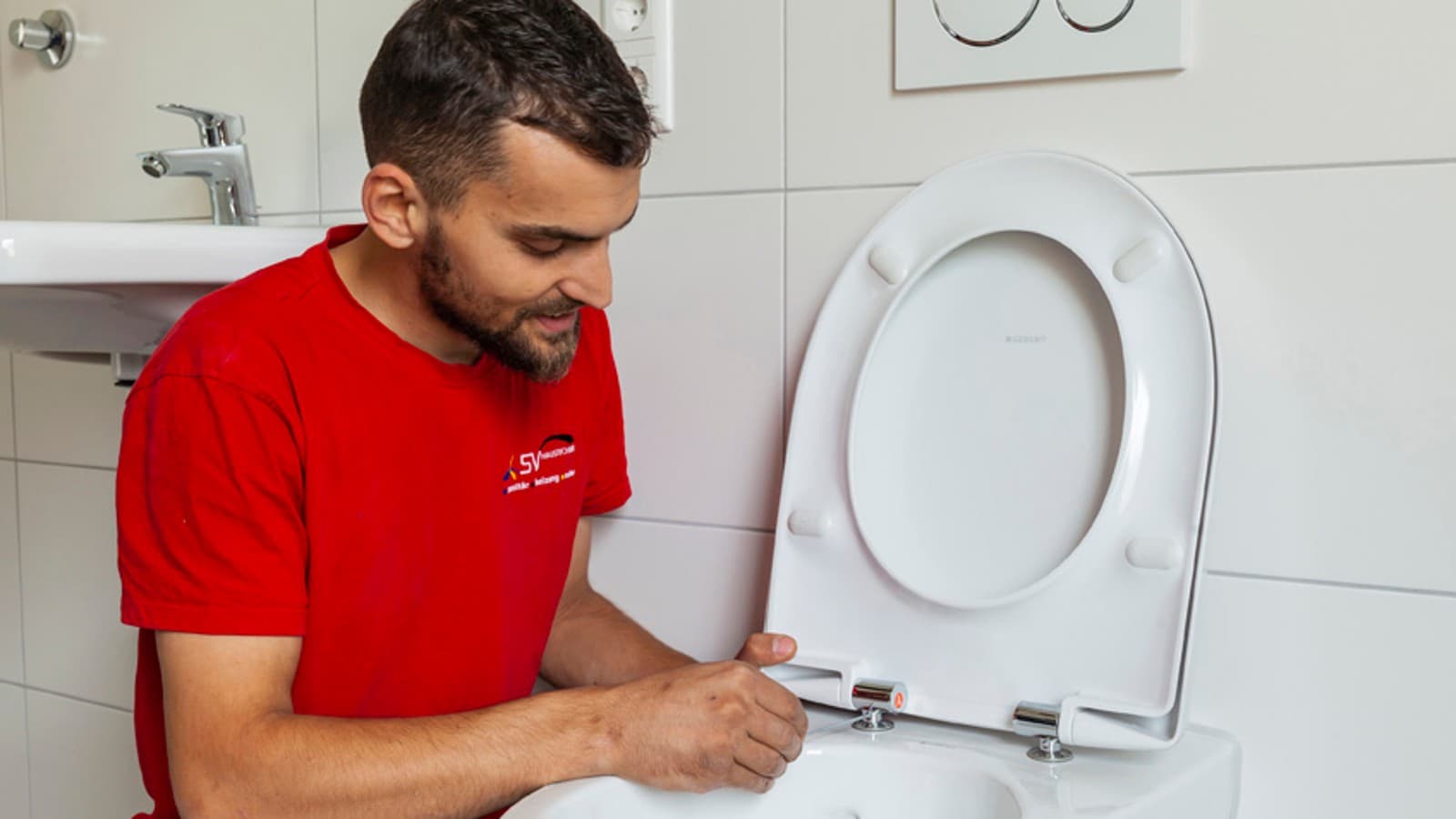 Montage von WC-Sitz und -Deckel an Geberit Renova WC Montage von WC-Sitz und -Deckel an Geberit Renova WC