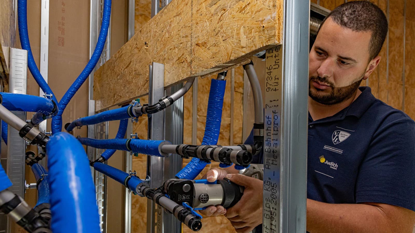 Monteure der Firma Judith bei der Installation von Geberit FlowFit. Monteure der Firma Judith bei der Installation von Geberit FlowFit.