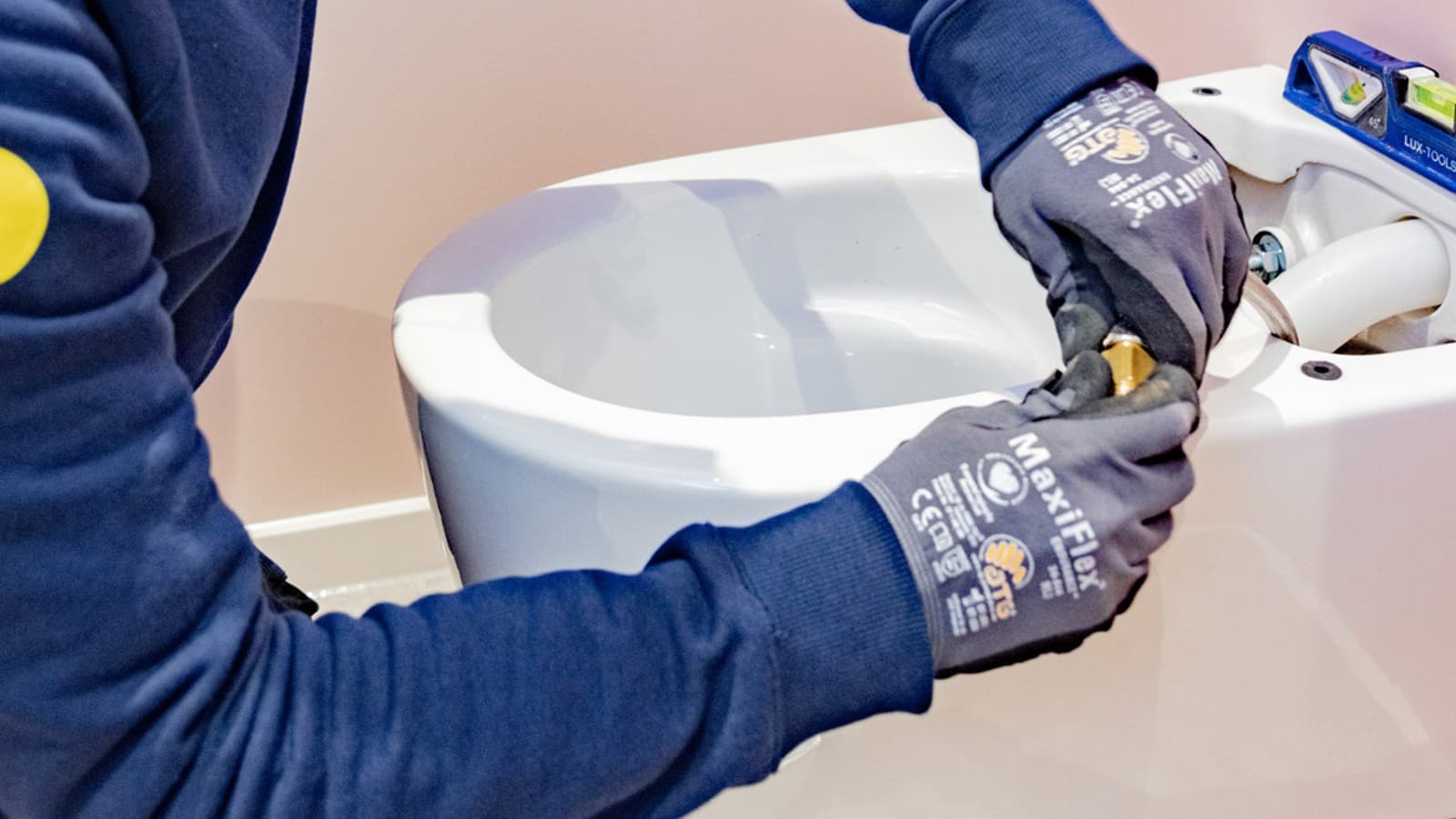 Installation des Geberit AquaClean Sela Dusch-WCs im wellnest in Bonn. Installation des Geberit AquaClean Sela Dusch-WCs im wellnest in Bonn.