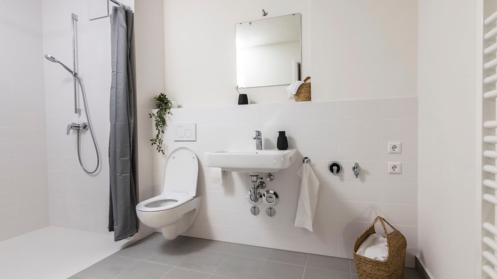 Neuen Bäder mit der Geberit Renova Serie und der Setaplano Duschfläche Neuen Bäder mit der Geberit Renova Serie und der Setaplano Duschfläche