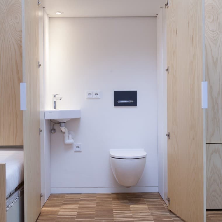 Versteckter Sanitärbereich im Wandschrank mit Geberit Acanto WC. Versteckter Sanitärbereich im Wandschrank mit Geberit Acanto WC.