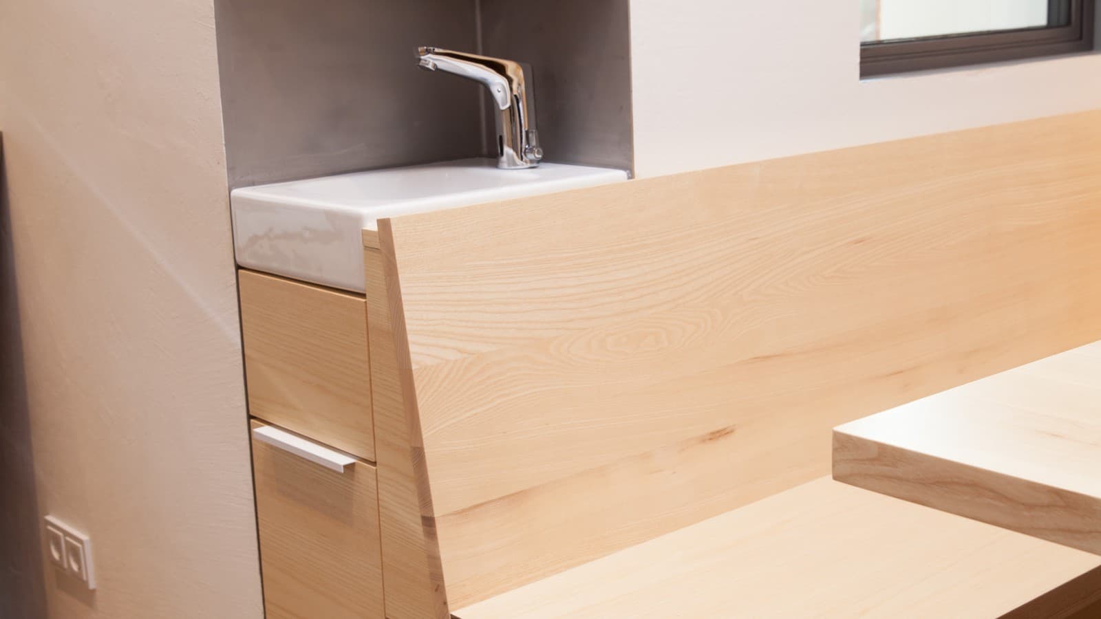 Der Essbereich ausgestattet mit einem kompakten Handwaschbecken der Serie Geberit iCon. Der Essbereich ausgestattet mit einem kompakten Handwaschbecken der Serie Geberit iCon.