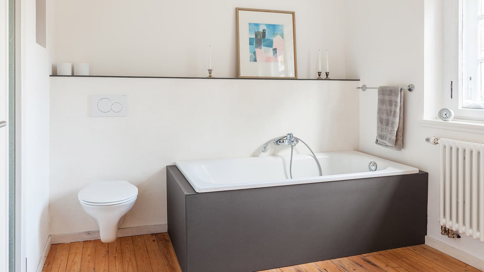 Helles Bad mit Badewanne Helles Bad mit Badewanne