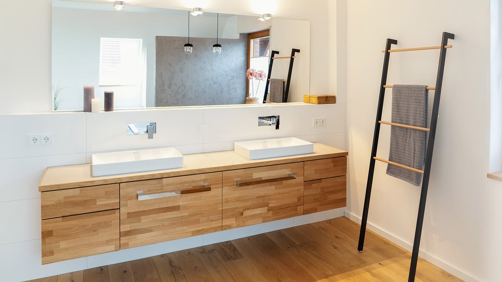 Die Wände sind nicht nur weiß und haptisch angenehm: Durch eine spezielle Spachteltechnik dienen sie auch als Spritzschutz. Die Wände sind nicht nur weiß und haptisch angenehm: Durch eine spezielle Spachteltechnik dienen sie auch als Spritzschutz.