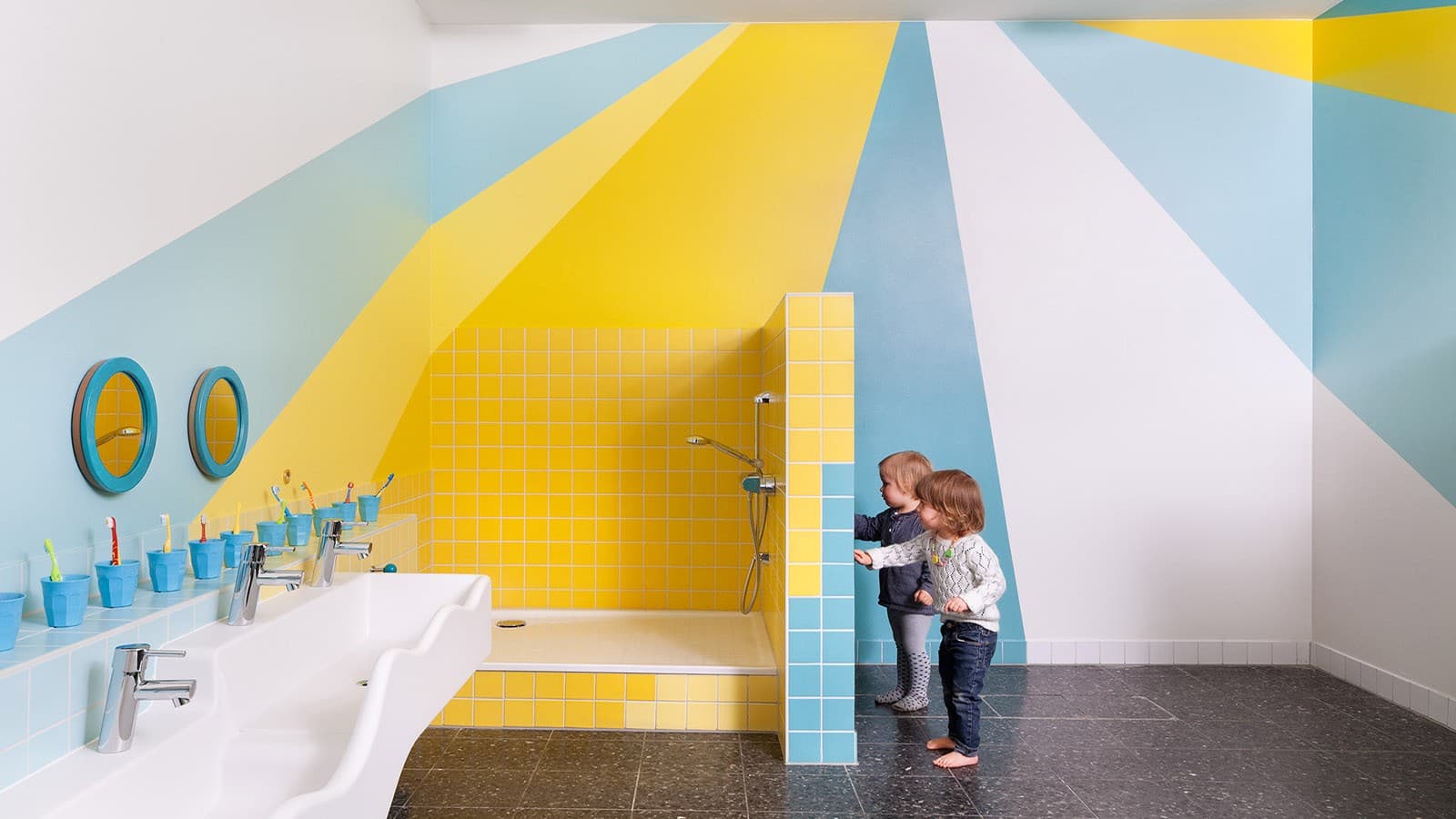 Kinder in kindgerechtem Sanitärraum Kinder in kindgerechtem Sanitärraum