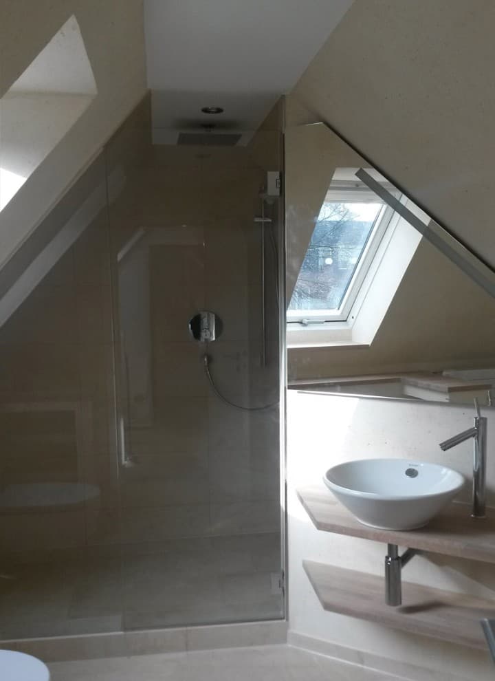 Realisiertes Badezimmer mit zwei Dachschrägen Realisiertes Badezimmer mit zwei Dachschrägen