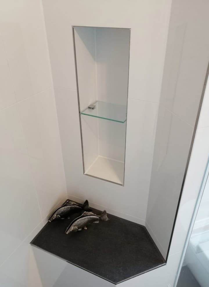 Sitzfläche und Nischenablage in Dusche Sitzfläche und Nischenablage in Dusche