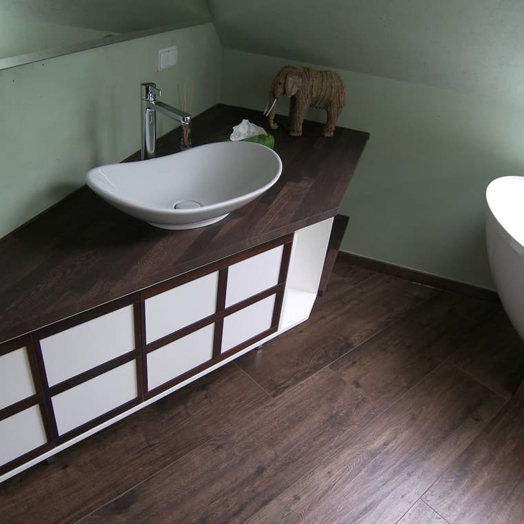 Waschplatz unter einer Dachschräge Waschplatz unter einer Dachschräge